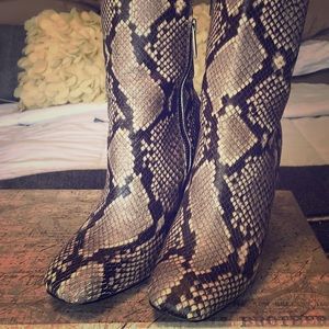 Python print ankle boots